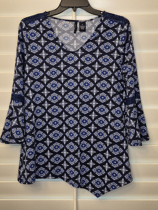 new directions Tops - New directions Blue and White Geometric V-Neck Tunic Sz Medium